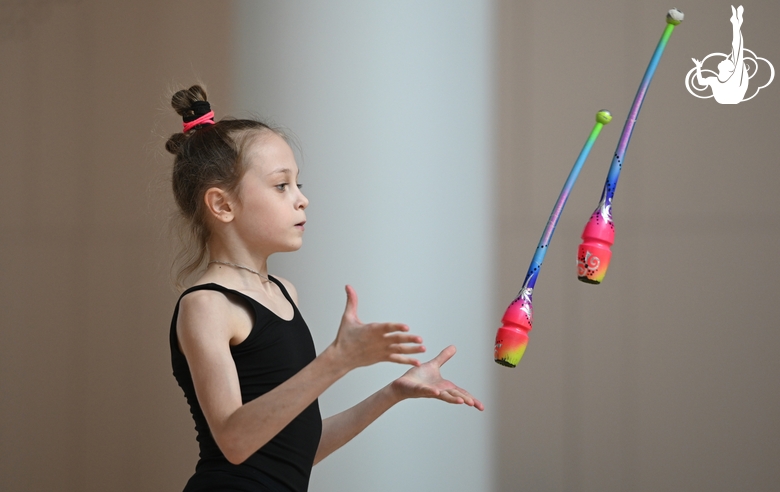Диана Солосина во время упражнения с булавами