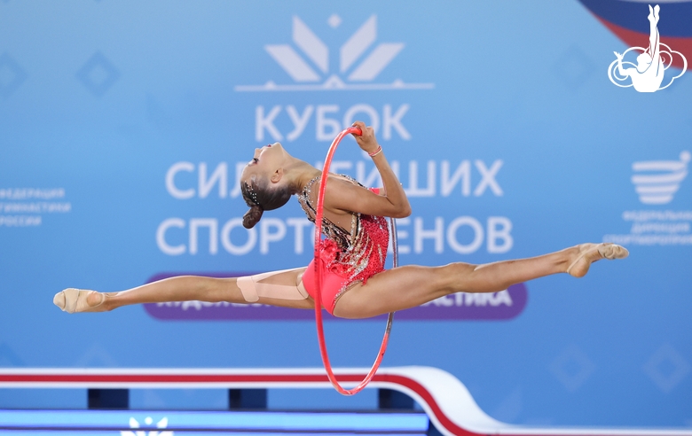 Яна Заикина во время упражнения с обручем