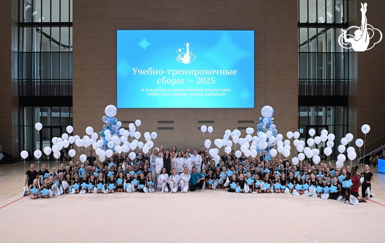 Участницы сборов и специалисты Академии во время отчетного концерта