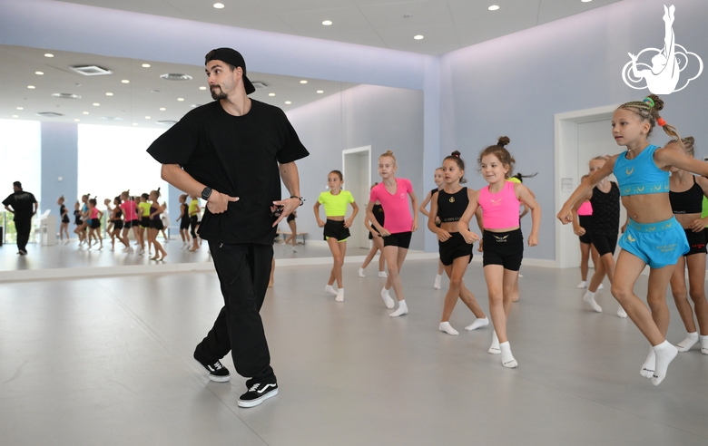 Хореограф Артур Нуреев с гимнастками во время занятия на учебно-тренировочных сборах в Академии