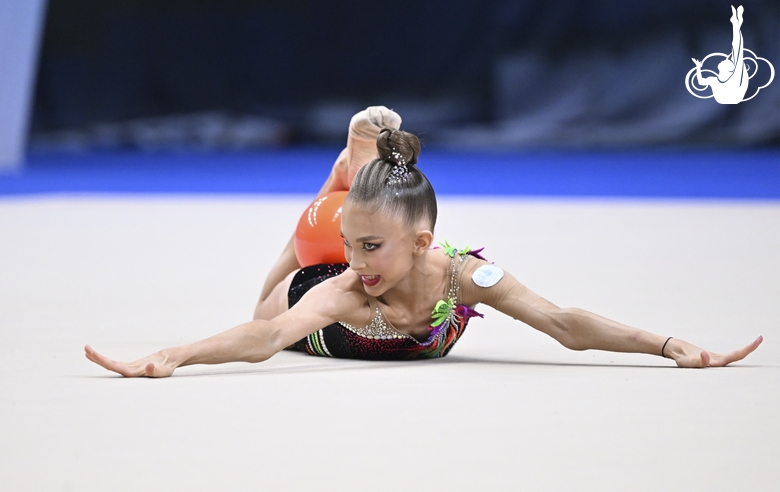 Каролина Пахтусова во время упражнения с мячом