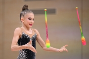 Каролина Пахтусова во время упражнения с булавами