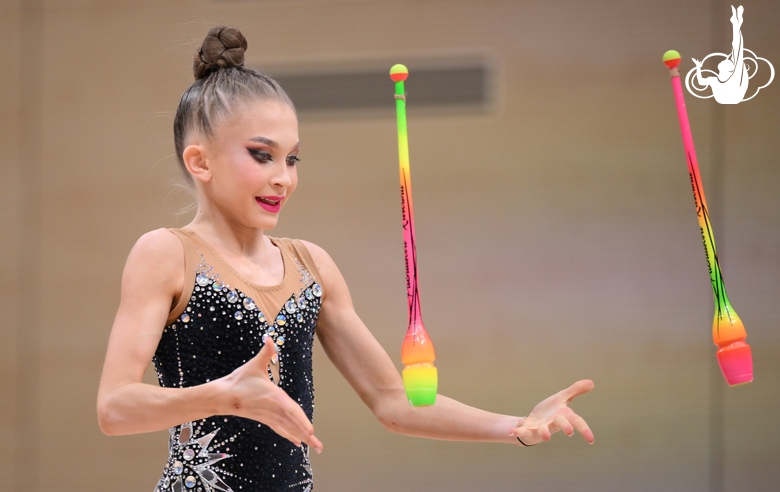Каролина Пахтусова во время упражнения с булавами