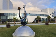 Скульптура перед зданием Академии художественной гимнастики «Небесная грация» Алины Кабаевой