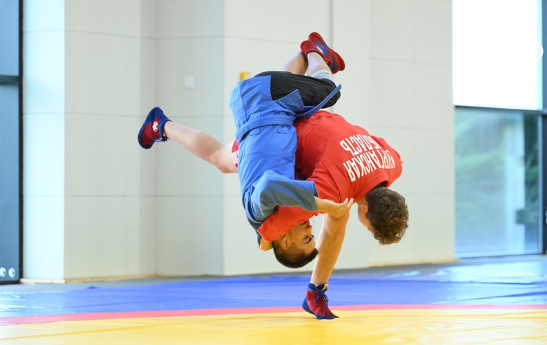 Участники сборов во время тренировки в Академии единоборств