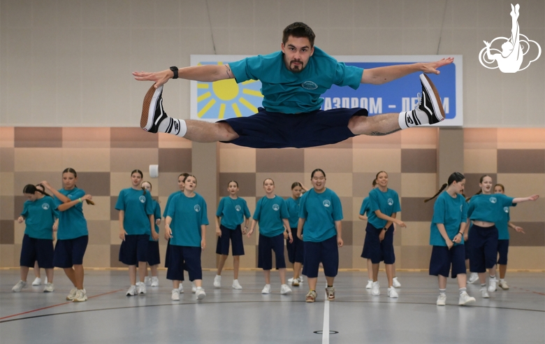 Участники интенсива студии танца Аллы Духовой TODES во время флешмоба