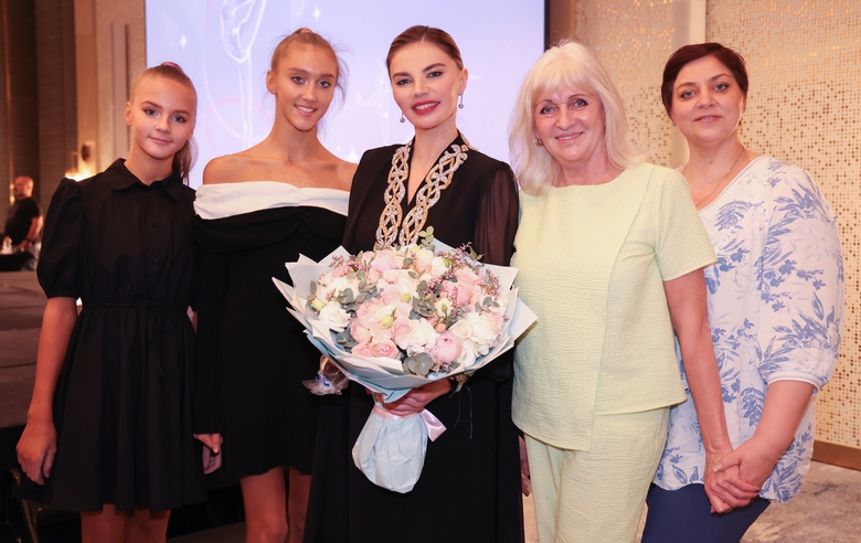 22 ноября 2024. Олимпийская чемпионка Алина Кабаева, Аделина Низамутдинова, Виктория Беспалова, тренеры Татьяна Грибкова и Наталья Симашкевич после церемонии награждения на международном турнире «Кубок "Небесная грация"» в Дохе