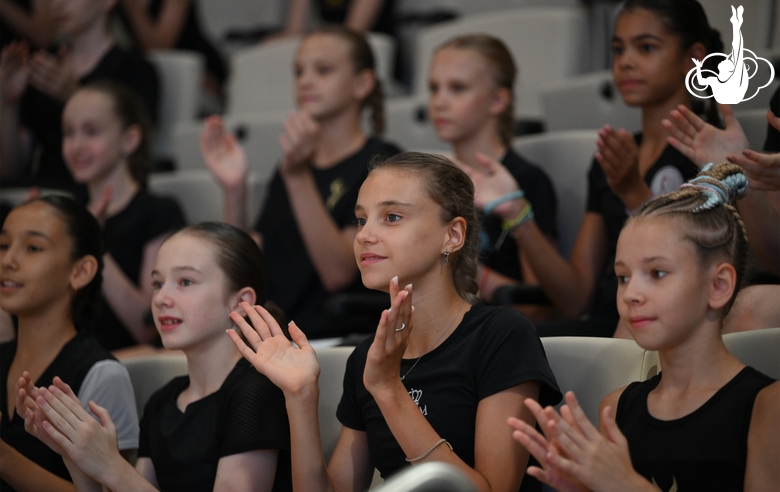 Участницы сборов во время отчетного концерта