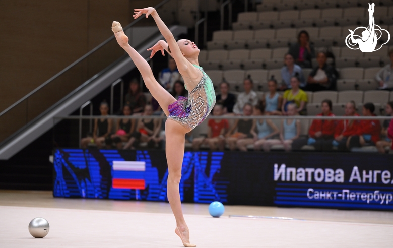 Ангелина Ипатова во время упражнения с мячом