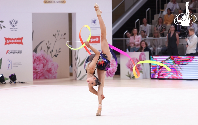 Каролина Тарасова во время упражнения с лентой