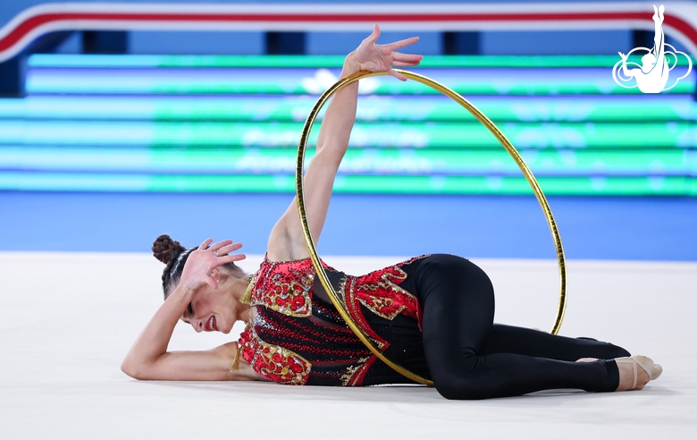 Милена Щенятская во время упражнения с обручем