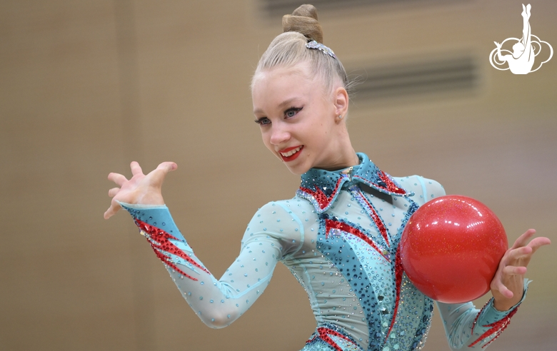 Варвара Соловьева во время упражнения с мячом