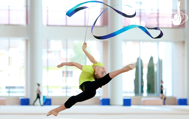 Эльвира Беляева во время упражнения с лентой