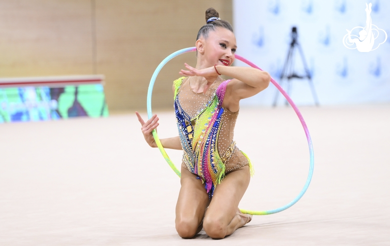 Кристина Боженко во время упражнения с обручем