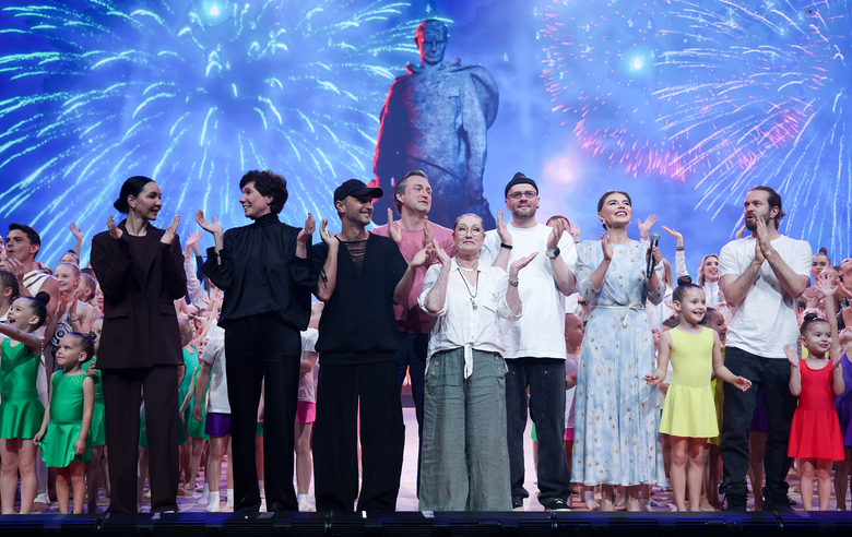 18 апреля 2025 года. Олимпийская чемпионка Алина Кабаева с организаторами и участниками международного детского благотворительного фестиваля художественной гимнастики «Алина»-2025