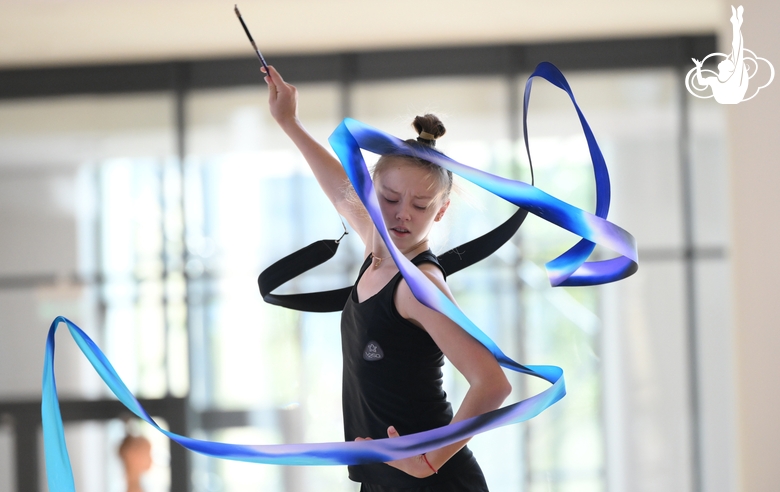 Алиса Медведева во время тренировки в Академии