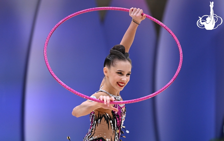 Мария Борисова во время выполнения упражнения с обручем на всероссийском турнире «Кубок "Небесная грация"»