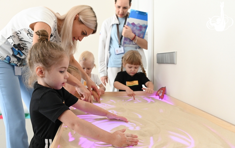 Занятие дошкольников в учебном классе в Академии