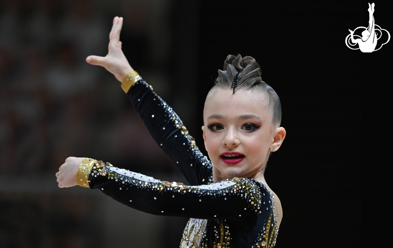 Юная гимнастка во время выступления на соревнованиях «Формула победы»