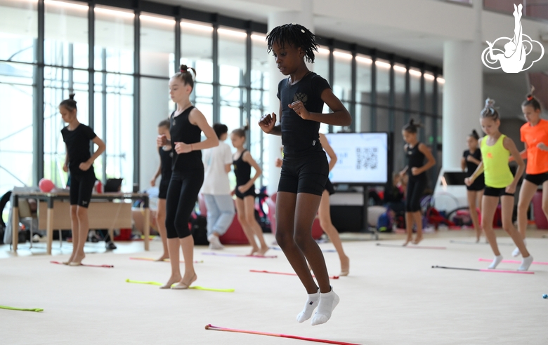 Гимнастка Нкенко-Сита Давина Шансельви во время занятия на сборах в Академии