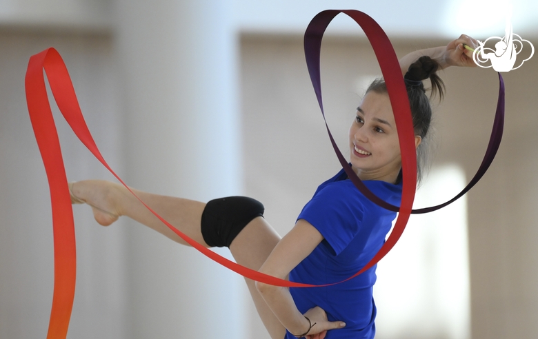 Мария Борисова во время упражнения с лентой