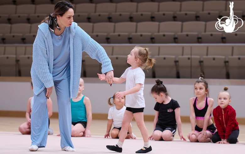 Тренер Академии Олеся Ковалева с юной гимнасткой во время отбора