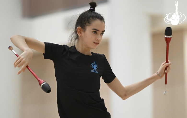 Анна Вакуленко во время упражнения с булавами