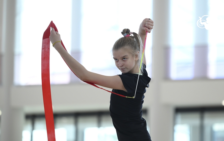 Александра Борисова во время упражнения с лентой