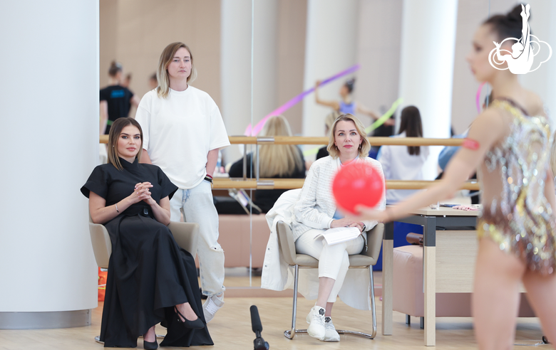 Олимпийская чемпионка Алина Кабаева вместе с тренером Ириной Гусаровой и хореографом Еленой Егоровой готовит гимнасток перед выступлением на втором этапе «Кубка сильнейших»