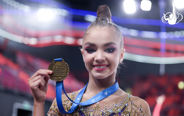 Ксения Савинова с медалью после церемонии награждения