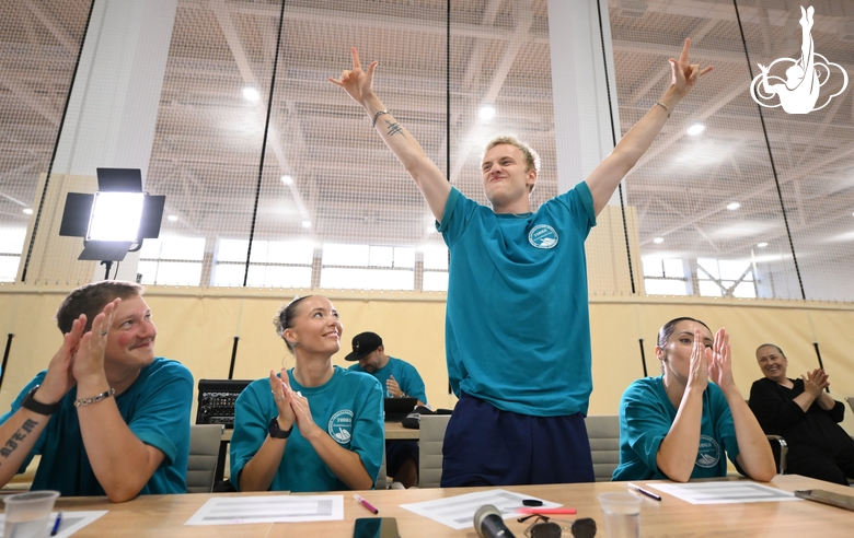 Преподаватели интенсива студии танца Аллы Духовой TODES во время флешмоба