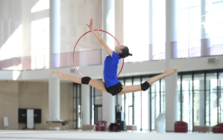 Анна Вакуленко во время упражнения с обручем