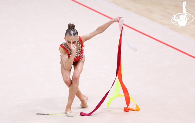 Каролина Пахтусова во время упражнения с лентой