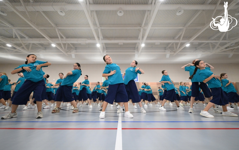 Участники интенсива студии танца Аллы Духовой TODES во время флешмоба