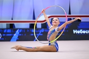 Каролина Пахтусова во время выполнения упражнения с обручем на всероссийском турнире «Кубок "Небесная грация"»