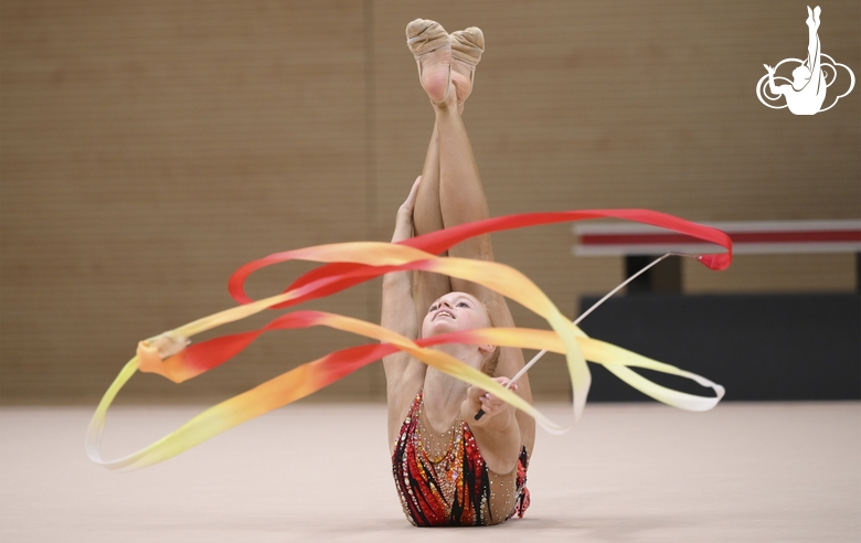 Ольга Черных во время упражнения с лентой