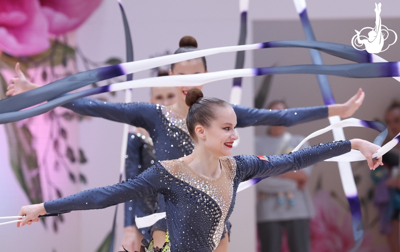 Групповички из Белоруссии во время упражнения с лентами