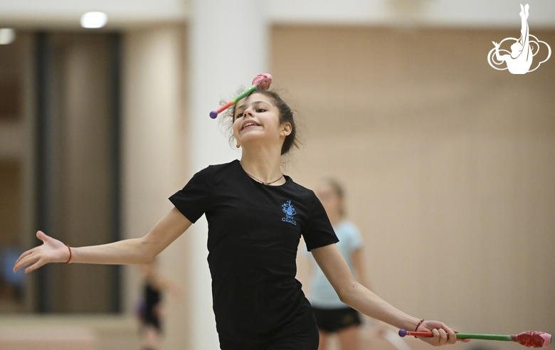 Каролина Тарасова во время упражнения с булавами