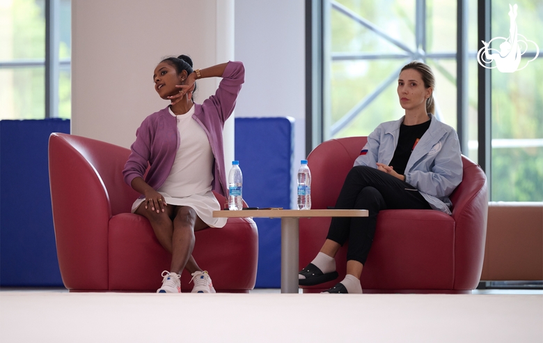 Тренеры Пуджа Сурве и Ольга Фролова во время тренировки