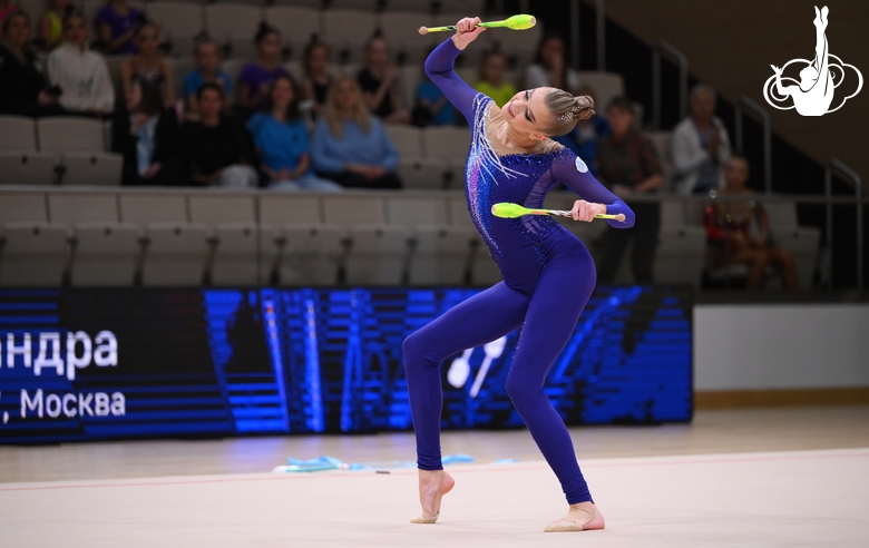 Александра Борисова во время упражнения с булавами