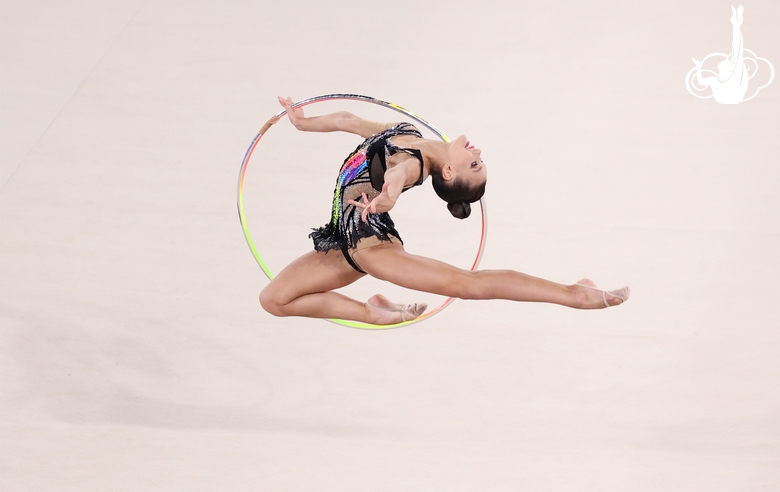 Таисия Сердюкова во время упражнения с обручем