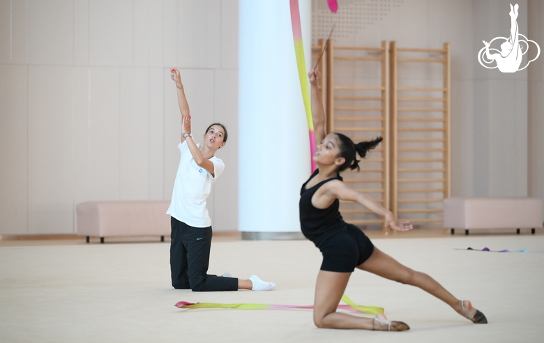 Тренер Елизавета Чернова и гимнастка Арья Нитеш Кадам во время тренировки