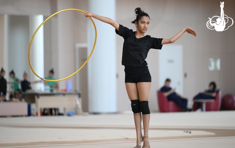 Гимнастка Арья Нитеш Кадам во время тренировки в Академии