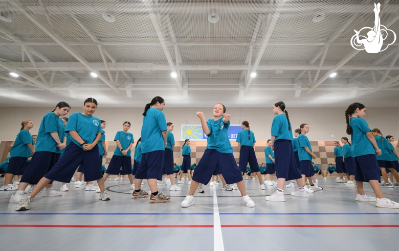 Участники интенсива студии танца Аллы Духовой TODES во время флешмоба