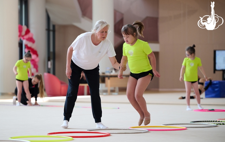 Тренер-преподаватель из Санкт-Петербурга Ольга Зорькина занимается на сборах с детьми с особенностями развития