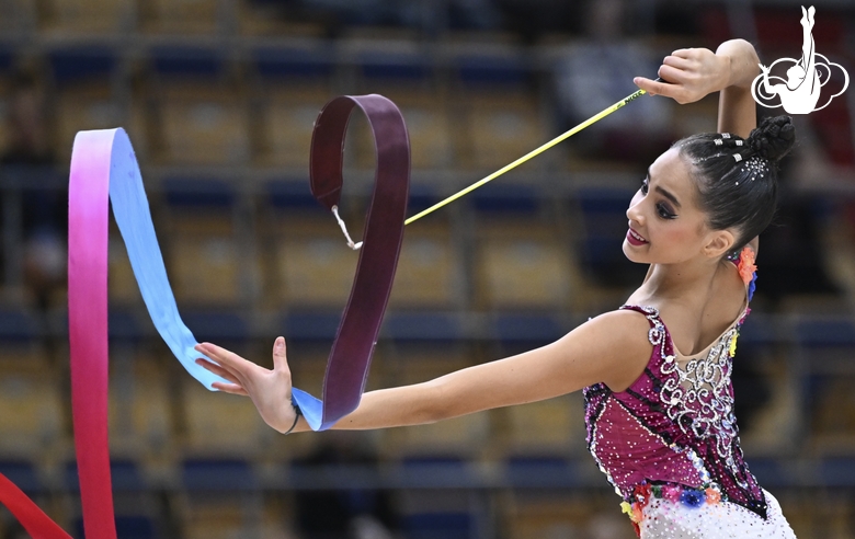 Анастасия Попова во время упражнения с лентой