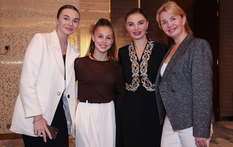 22 ноября 2024. Олимпийская чемпионка Алина Кабаева, тренер Академии Алина Гусарова, Мария Борисова и тренер Академии Ирина Гусарова после церемонии награждения на международном турнире «Кубок "Небесная грация"» в Дохе