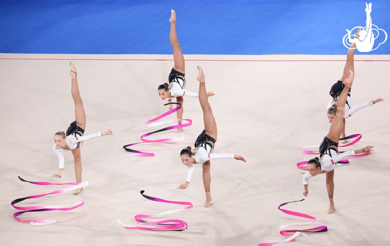 Команда сборной РФ — Нижегородской области во время упражнения с пятью лентами