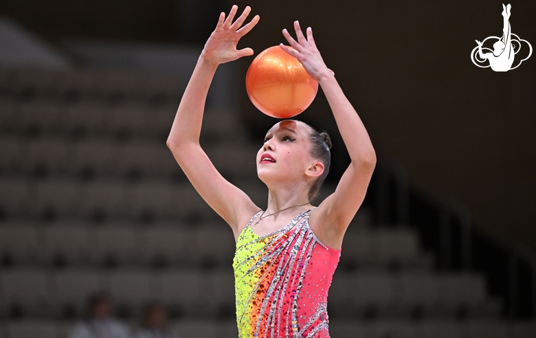 Гимнастка во время упражнения с мячом на всероссийском турнире «Кубок "Небесная грация"»