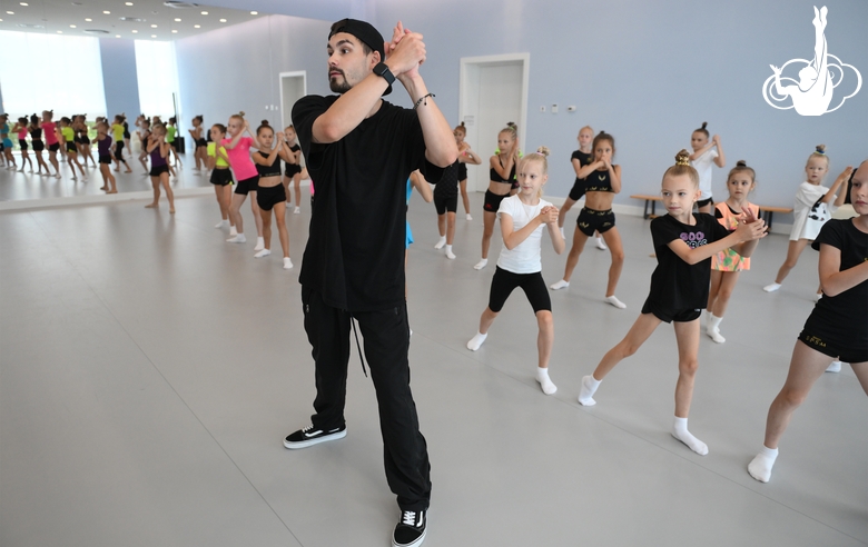 Хореограф Артур Нуреев с гимнастками во время занятия на учебно-тренировочных сборах в Академии